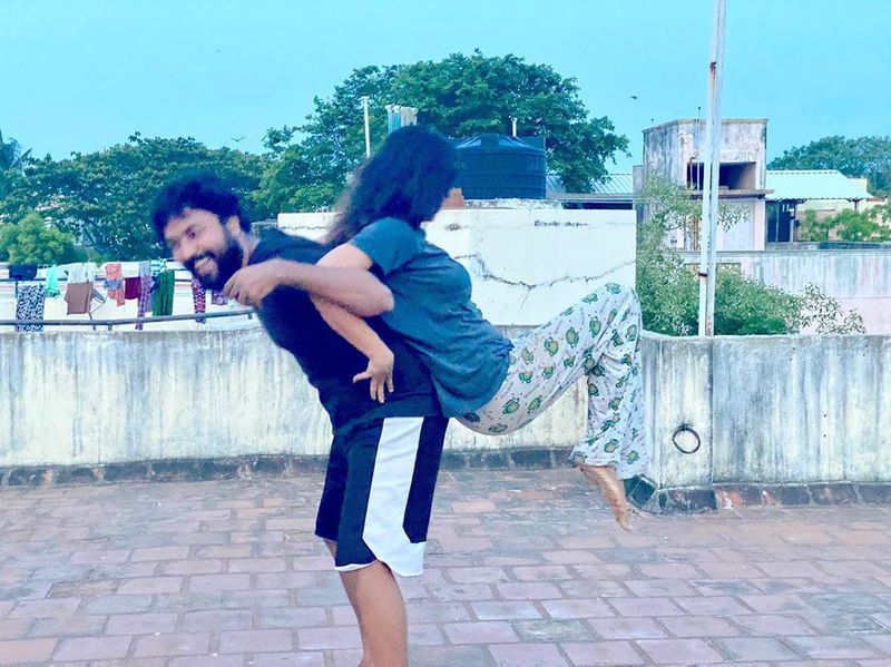 சமீபத்தில் காதல் கணவர் சந்திரனுடன் சேர்ந்து மொட்டை மாடியில் விஜே அஞ்சனா செய்த ரொமான்ஸ் போட்டோஸ் செம்ம வைரலாகி வருகிறது. 