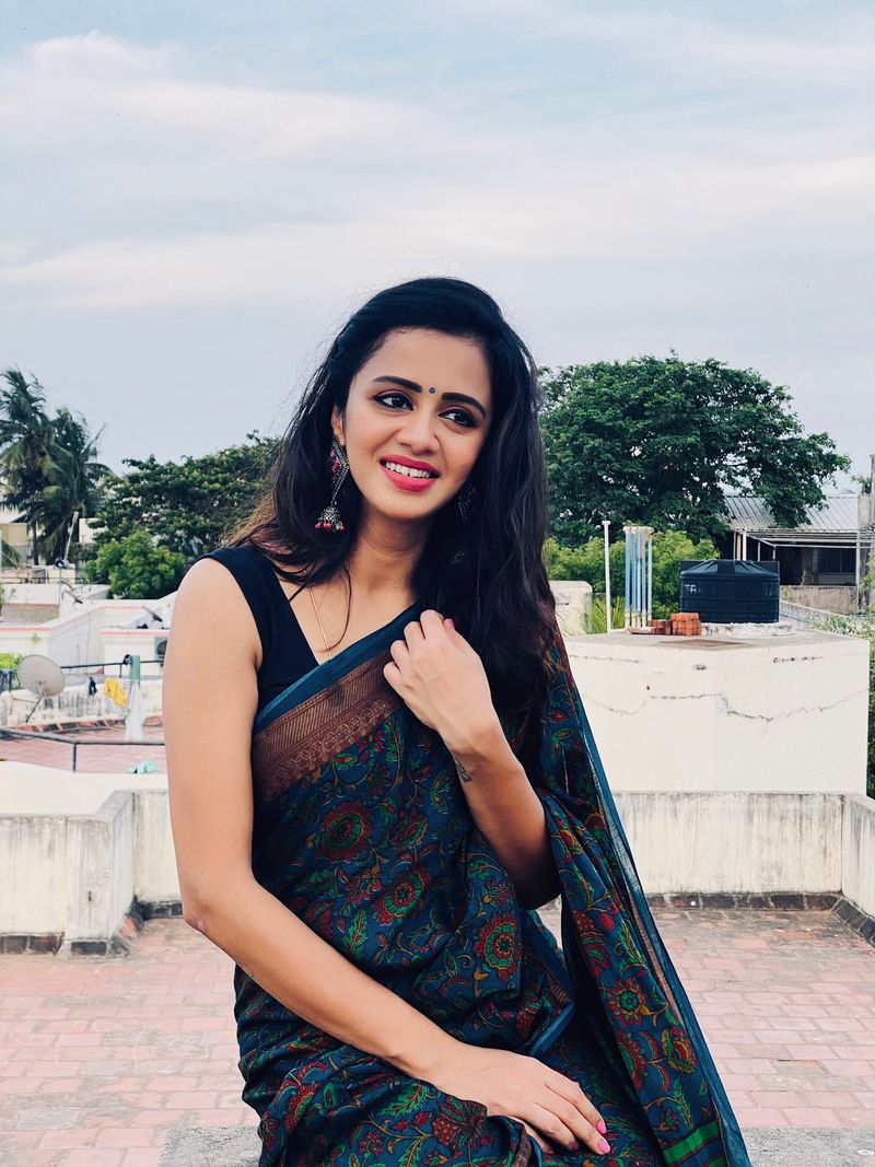 விஜே அஞ்சனாவும், கணவர் சந்திரனும் சோசியல் மீடியாவில் படு ஆக்டிவாக வலம் வருகின்றனர். 