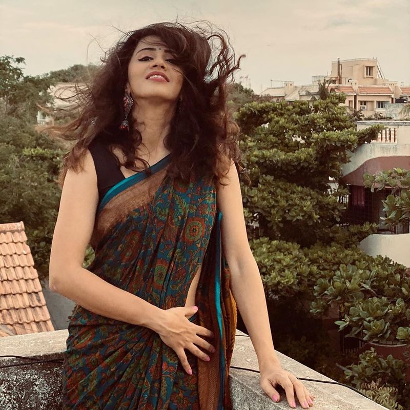 விஜே அஞ்சனாவின் போட்டோ ஷூட்டில் அதிகம் காணப்படும் லொக்கேஷன் அவர் வீட்டு மொட்டை மாடி தான். இடையழகி ரம்யா பாண்டியனையே ஓரங்கட்டும் அளவிற்கு இஞ்சி இடுப்பை காட்டி இளசுகளை கிக்கேற்றி வருகிறார். 
