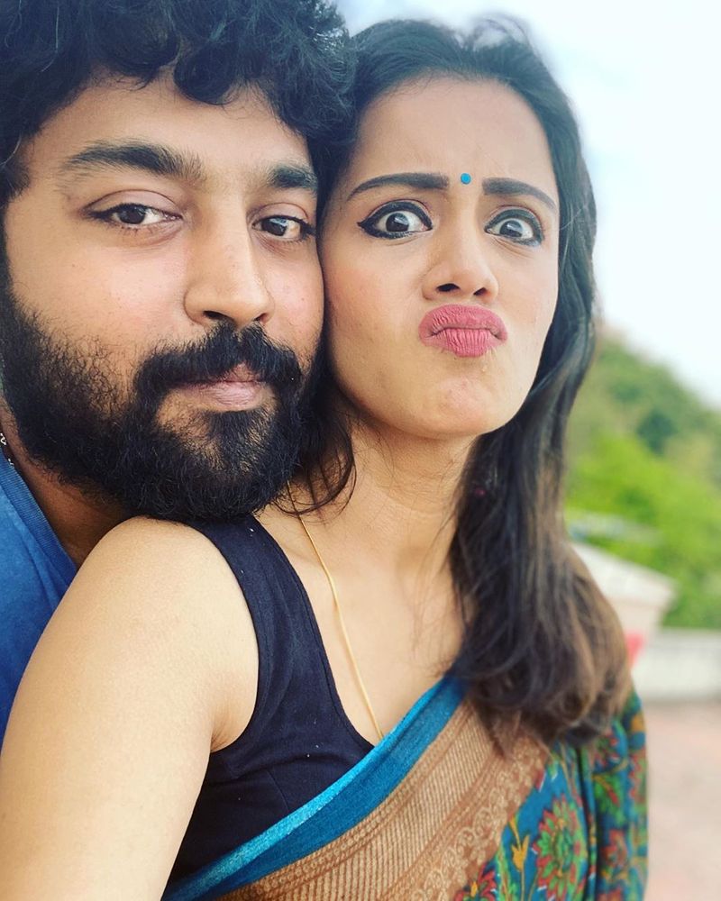 வீட்டுக்குள்ள எல்லாம் கொஞ்ச மாட்டீங்களா? மொட்டை மாடியில் தான் காதல் கரைபுரளுமா? என அஞ்சனாவின் கொஞ்சல்களை பார்த்து நெட்டிசன்களுக்கு லேசான கடுப்பும் வரத்தான் செய்யுது.