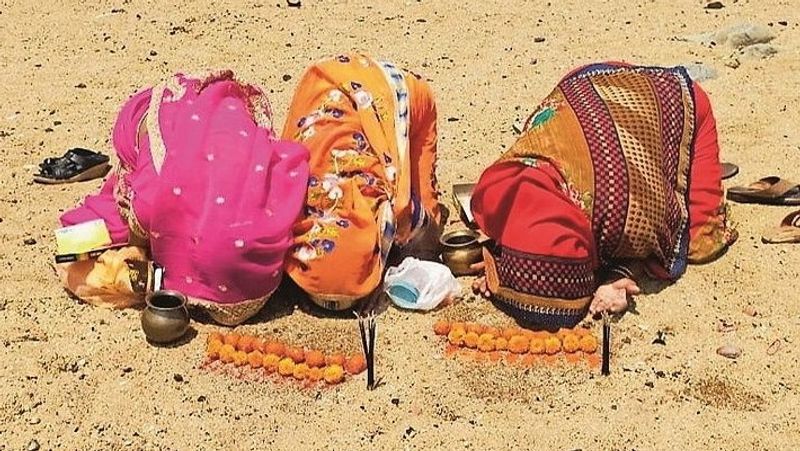 ఈ క్రమంలోనే తమిళనాడులోని కోయంబత్తూరులో ఓ ఆలయంలో కరోనా దేవి విగ్రహాన్ని ఏర్పాటు చేశారు. కామాక్షిపురి ఆలయంలో ఒకటిన్నర అడుగు ఎత్తున కరోనా దేవి విగ్రహాన్ని ప్రతిష్టించారు.