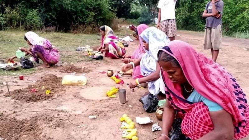 అయితే గతంలో కూడా కలరా, తట్టు, మశూచి వంటి వ్యాధుల ప్రబలినప్పుడు తమిళనాడులోని పలు గ్రామాల్లో మరియమ్మన్, బ్లాక్ మరియమ్మన్, మగలియమ్మన్ విగ్రహాలను ప్రతిష్టించి పూజలు చేశారు. ఇప్పుడు కూడా అదే రకంగా విగ్రహం ఏర్పాటు చేసి పూజలు చేయాలని నిర్ణయించారు.
