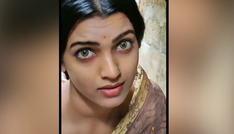 বাবা কৃষ্ণারাজ ও মা বৃন্দা রাইয়ের দ্বিতীয় সন্তান ঐশ্বর্য। তার এক দাদা রয়েছে। সেই খবরই এতদিন জানা ছিল। তাহলে এই যমজ বোন এল কোথা থেকে।