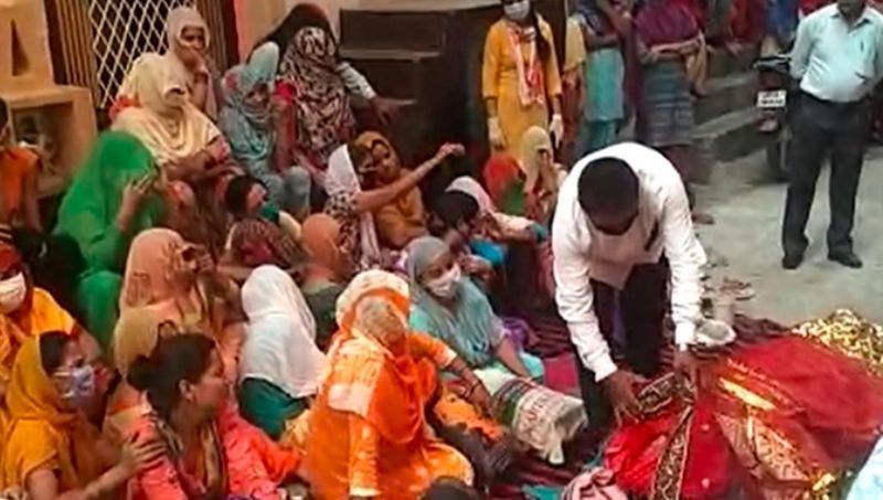 ಆದರೆ ಉಸಿರಾಟದ ಸಮಸ್ಯೆ ಎಂದು ಜಿಲ್ಲಾಸ್ಪತ್ರೆಯಲ್ಲಿ ಆಕೆಗೆ ಚಿಕಿತ್ಸೆ ನೀಡಲು ನಿರಾಕರಿಸಿದ್ದಾರೆ. ಇದಾದ ಬಳಿಕ ಗಂಡ ತನ್ನ ಹೆಂಡತಿಯನ್ನು ಬೇರೊಂದು ಆಸ್ಪತ್ರೆಗೆ ಕರೆದೊಯ್ದಿದ್ದಾರೆ. ಆದರೆ ಅಲ್ಲೂ ಗರ್ಭಿಣಿಗೆ ಚಿಕಿತ್ಸೆ ನೀಡಲು ನಿರಾಕರಿಸಿದ್ದಾರೆ.