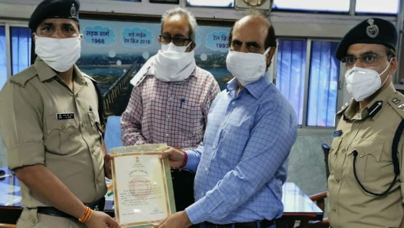 जब बच्ची के लिए दूध लाने के लिए निकली ट्रेन की पीछे जब आरपीएफ जवान इंदर सिंह रेलवे स्टेशन पर तेज रफ्तार से दौड़ रहे थे तो कोई समझ नहीं पा रहा था कि वह क्या कर रहा है। लेकिन अब वही उसके साथी जवान और अधिकारी इंदर की जमकर तारीफ कर रहे हैं। इसी के चलते शुक्रवार को इटारसी में आरपीएफ जवान इंदर सिंह यादव को जीएम पश्चिम मध्य रेलवे के जीएम शैलेंद्र कुमार सिंह ने सम्मानित किया।