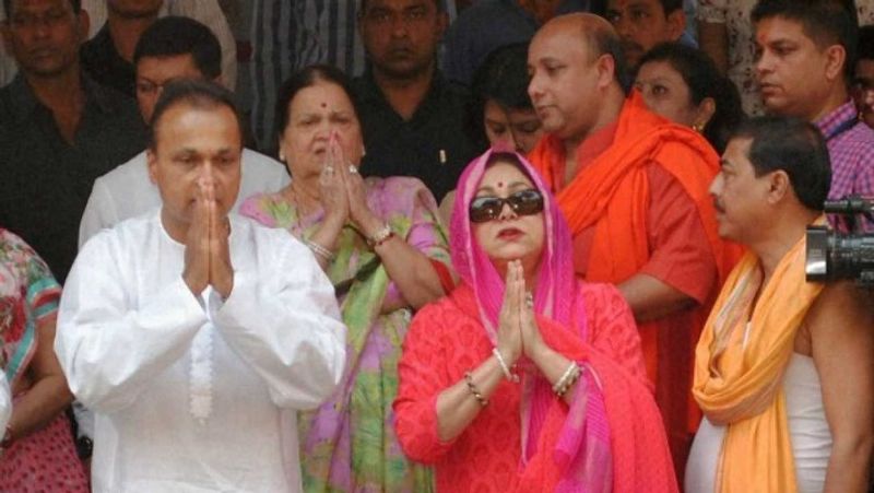 कर्ज से टूट चुके हैं अनिल अंबानी
बीते गुरुवार को 61 साल के हो चुके अनिल अंबानी चौतरफा कर्ज बिजनेस में घाटे से टूट चुके हैं। पिता धीरूभाई अंबानी के निधन के बाद बड़े भाई मुकेश अंबानी और अनिल अंबानी के बीच संपत्ति का बंटवारा हुआ और दोनों ने अलग-अलग कारोबार शुरू किया। मुकेश अंबानी जहां कारोबार में लगातार आगे बढ़ते चले गए और आज वे एशिया के सबसे अमीर कारोबारी माने जाते हैं, अनिल अंबानी को व्यवसाय में सफलता नहीं मिली। 