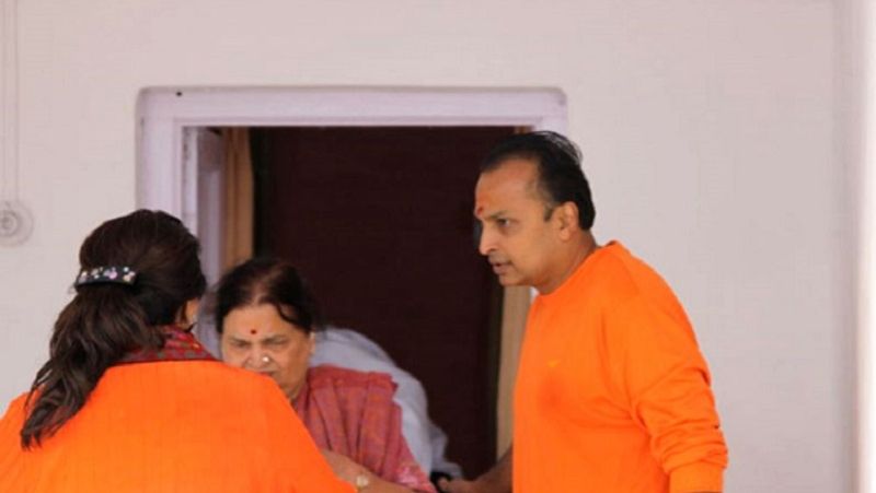 अध्यात्म की राह पर चल पड़े हैं अनिल
अनिल अंबानी के करीबी लोगों का कहना है कि इन दिनों वे काफी आध्यात्मिक प्रवृत्ति के हो गए हैं और अपनी मां के साथ धार्मिक स्थलों पर पूजा-पाठ व दर्शन के लिए जाते रहते हैं। अनिल अंबानी इस उम्र में भी काफी फिट हैं। वे रोज सुबह 10 मील की दौड़ लगाते हैं।
