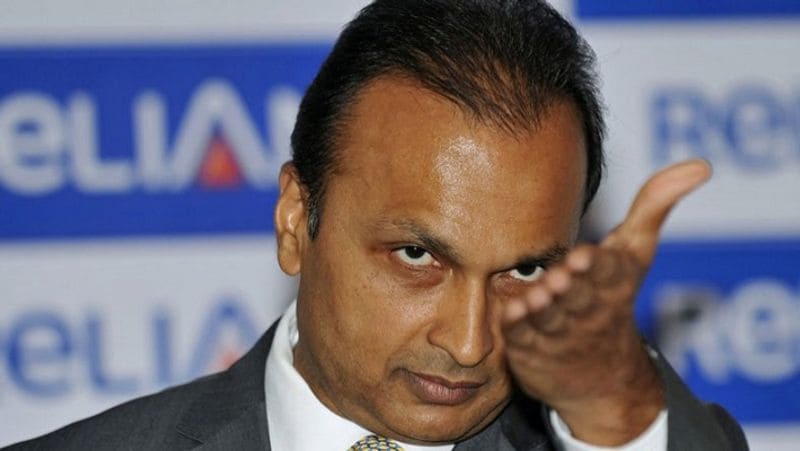 बिक चुकी हैं अनिल अंबानी की कई कंपनियां
लगातार घाटा होने और कर्ज का दबाव बढ़ने के कारण अनिल अंबानी की कई कंपनियां बिक चुकी हैं, लेकिन फिर भी उनकी देनदारी कम नहीं हो पा रही है। पिछले साल स्वीडन की टेलिकॉम इक्विपमेंट कंपनी एरिक्सन से जुड़े एक मामले में उनके सामने जेल जाने की नौबत आ गई थी। तब मुकेश अंबानी ने उनका कर्ज अदा किया था।