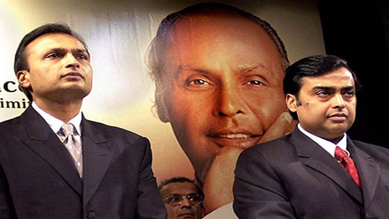 मुकेश अंबानी पर भी है कर्ज
कर्ज मुकेश अंबानी पर भी है, लेकिन उनका औद्योगिक साम्राज्य लगातार बढ़ता जा रहा है। मुकेश अंबानी की कंपनियों खास कर जियो प्लेटफॉर्म्स में बड़ी विदेशी कंपनियों ने भारी निवेश किया है। इससे लगता है कि वे रिलायंस इंडस्ट्रीज के 1.60 लाख करोड़ के कर्ज को अगले साल मार्च तक वापस कर देंगे, जैसा कि उन्होंने लक्ष्य तय किया है। 