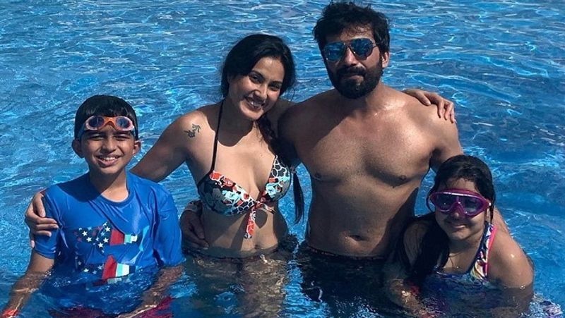 उन्होंने बच्चों को बहुत अच्छी तरह से संभाला है। हम दोनों ने शादी से पहले बच्चों के साथ काफी समय बिताया है। पहली मुलाकात के समय हम दोनों ही बच्चों के लिए तोहफे लेकर गए थे और उनको अपने रिश्ते की बात बताई थी। अब तो बच्चे भी हमारे साथ एडजस्ट हो चके हैं।
