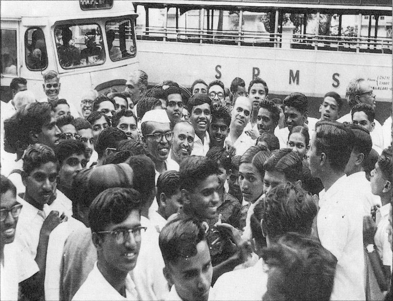 ಇಂತಹ ನಿದರ್ಶನ ಈ ಮಧ್ಯೆ ಇಷ್ಟೊಂದು ಕಷ್ಟಗಳಲ್ಲಿ ಅಭ್ಯಾಸ ಮಾಡುತ್ತಿದ್ದ ಇವರಿಗೆ ಅಪಾರವಾದ ದೇಶಭಕ್ತಿ, ತಮ್ಮ ಪದವಿ ವ್ಯಾಸಂಗ ಬಿಟ್ಟು ಸ್ವಾತಂತ್ರ್ಯ ಸಂಗ್ರಾಮದಲ್ಲಿ ವಿದ್ಯಾರ್ಥಿ ಚಳುವಳಿಯಲ್ಲಿ ಧುಮುಕಿ ಮೈಸೂರು, ಯರವಾಡ ಜೈಲುವಾಸ ಅನುಭವಿಸಿದರು. ಆದರೆ ಇವರು ಎಂದಿಗೂ ಸ್ವಾತಂತ್ರ್ಯ ಹೋರಾಟಗಾರರಿಗೆ ಬರುವ ಮಾಶಾಸನಕ್ಕೆ ಅರ್ಜಿ ಹಾಕಿದವರಲ್ಲ, ಪಡೆಯಲೂ ಇಲ್ಲ.