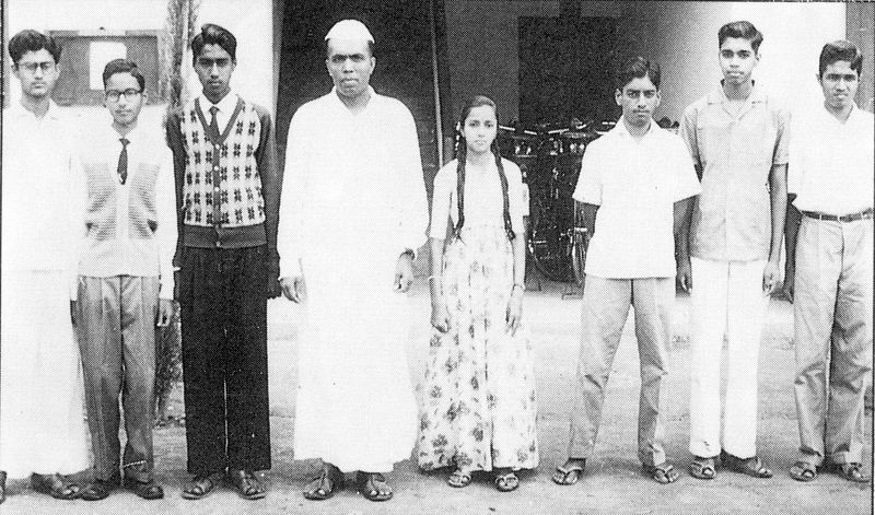 ನ್ಯೂಕ್ಲಿಯಾರ್ ಭೌತಶಾಸ್ತ್ರ ಪದವಿ ಪಡೆದು ನ್ಯಾಷನಲ್ ಕಾಲೇಜಿನಲ್ಲಿ ಅಧ್ಯಾಪಕರಾಗಿ, ಪ್ರಾಂಶುಪಾಲರಾಗಿ ಸಂಸ್ಥೆಯ ಅಧ್ಯಕ್ಷರಾಗಿ ಮಾಡಿದ ಸಾಧನೆಗಳು ಅಂದಿನ ಶಿಕ್ಷಣ ಕ್ಷೇತ್ರಕ್ಕೆ ಮಾದರಿ ಕೆಲಸಗಳೆಂದರೆ ತಪ್ಪಾಗಲಾರದು. ರ್ಯಾಂಕ್ ಕಾಲೇಜ್ ಎಂದೇ ಪ್ರಖ್ಯಾತಿ ಗಳಿಸಿದ ಕಾಲೇಜಿನಲ್ಲಿ ಕೋ-ಏಜುಕೇಷನ್ ಪ್ರಾರಂಭಿಸಿ, ಆಗಲೇ ಮಹಿಳೆ ಮತ್ತು ಹೆಣ್ಣು ಮಕ್ಕಳ ಸಬಲೀಕರಣಕ್ಕೆ ವಿದ್ಯಾಭ್ಯಾಸ ನೀಡುವ ಮೂಲಕ ಒತ್ತುಕೊಟ್ಟರು.