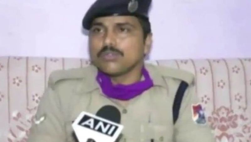 जवान की बहादुरी से मध्य प्रदेश के मुख्यमंत्री भी प्रभावित हुए। उन्होंने रेलमंत्री के ट्वीट को रिट्ववीट करते हुए लिखा-निष्काम कर्म, सेवा भाव और वात्सल्य! अद्भुत! आरपीएफ जवान इंदर जी, आपने हम सबका दिल जीत लिया! आप जैसे कर्तव्यनिष्ठ जवान पर हम सबको गर्व है!