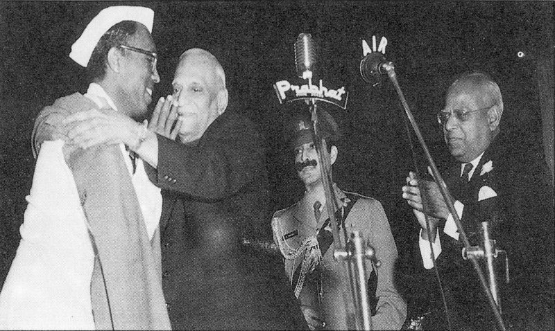 ಇಲ್ಲಿ ಮತ್ತೊಂದು ವೈಶಿಷ್ಟ್ಯವೆಂದರೆ ವಿ.ವಿ ಉಪಕುಲಪತಿ., ಎಂ.ಎಲ್.ಸಿ, ಕನ್ನಡ ಅಭಿವೃದ್ಧಿ ಪ್ರಾಧಿಕಾರದ ಅಧ್ಯಕ್ಷರಿಗೆ ನೀಡುವ ಎಲ್ಲಾ ಸರ್ಕಾರಿ ಸೌಲಭ್ಯಗಳನ್ನು ಬಳಸಿಕೊಳ್ಳಲೇ ಇಲ್ಲ. ಇವರಿಗಾಗಿ ನೀಡುವ ಪ್ರತ್ಯೇಕ ಮನೆ ಹೆಸರಿಗೆ ಮಾತ್ರ ಇದ್ದರೆ ಇವರು ಹೆಚ್ಚಾಗಿ ಕಾರ್ಯನಿರ್ವಹಿಸುತ್ತಿದ್ದುದು ನ್ಯಾಷನಲ್ ಕಾಲೇಜಿನ ವಿಧ್ಯಾರ್ಥಿನಿಲಯದ ರೂಂ ನಿಂದಲೇ ಎಂಬುದು ವಿಶೇಷ.