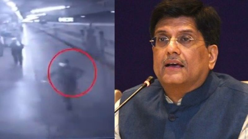 रेलमंत्री पीयूष गोयल ने जवान की तारीफ करते हुए ट्विटर लिखा था-रेलवे का प्रत्येक कर्मचारी कोरोना के इस संकट में देशसेवा में लगन से कार्य कर रहा है। ऐसा ही उदाहरण एक RPF जवान ने पेश किया, जब एक महिला यात्री ने अपनी बच्ची के लिए दूध माँगा तो RPF जवान ने उन्हें मदद पहुँचाई। देखिए उन्होंने इस विडीयो संदेश में क्या कहा