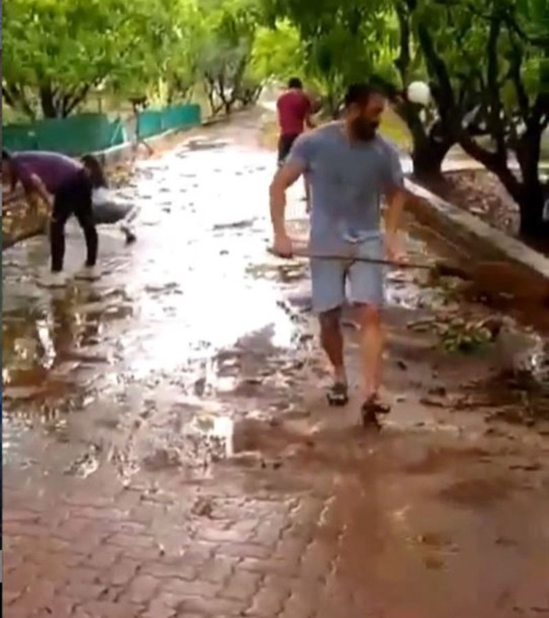 একাধিক গাছ দিয়ে ঘেরা, সাজানো বাগান। ঘুর্ণিঝড় নিসর্গে সেখানে পড়েছে বেশ কয়েকটি ছোট গাছ। পাশাপাশি বৃষ্টি ও ঝড়ের জন্য জল জমে, পাতা পড়েছিল সর্বত্র।