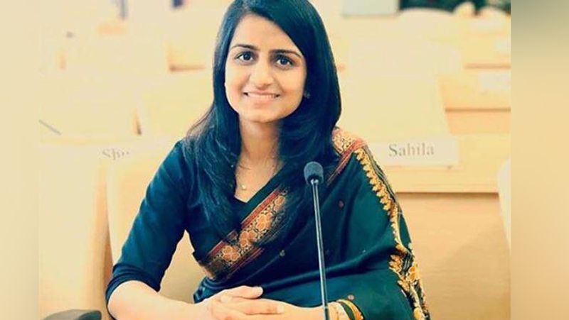 सौम्या कहती हैं कि एग्जाम के पहले का हफ्ता बेहद खराब होता है। इसलिए अपनी सेहत का ध्यान रखें। दरअसल, मेन्स परीक्षा के दिनों में सौम्या को 102 बुखार था। यह अच्छा रहा कि सौम्या के मम्मी-पापा खुद डॉक्टर हैं, लिहाजा वो एग्जाम देने के लिए तैयार रहीं।
