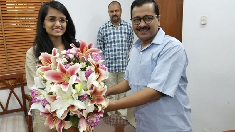 सौम्या कहती हैं कि जिंदगी में अगर आपने कुछ करने की ठान ली, तो एक-दो कोशिशों के बाद आपको सफलता जरूर मिलेगी।(नई दिल्ली के मुख्यमंत्री अरविंद केजरीवाल के साथ सौम्या)