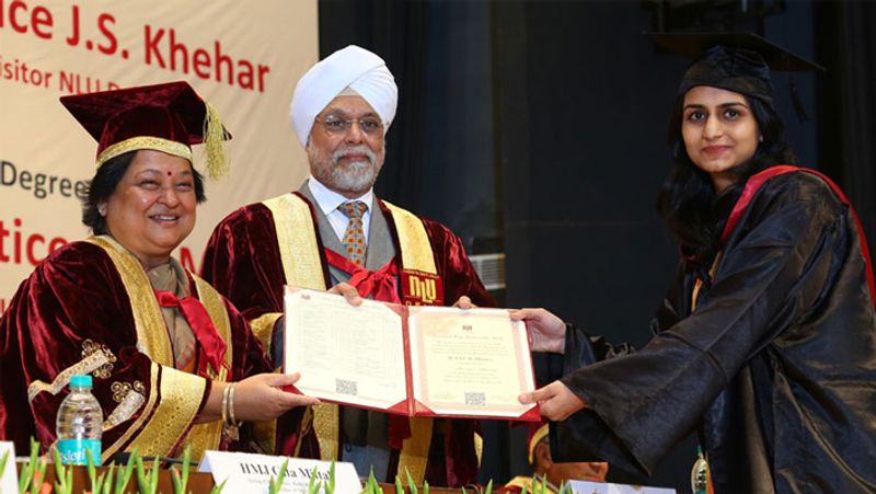 बता दें कि जब सौम्या 16 साल की थीं, तब उनके सुनने की क्षमता 90 प्रतिशत चली गई थी। तब उन्हें गहरा सदमा लगा था। लेकिन फिर उन्होंने खुद को संभाला। सबसे बड़ी बात, उन्होंने कभी भी किसी एग्जाम फॉर्म में डिसएबल कैटेगरी नहीं चुनी। सौम्या बगैर हीयरिंग एड के न के बराबर ही सुन सकती हैं। सौम्या ने दिल्ली के नेशनल लॉ स्कूल से लॉ किया है। जब वे इसके अंतिम वर्ष का एग्जाम दे रही थीं, तभी उन्होंने यूपीएससी एग्जाम में बैठने की सोच ली थी।
