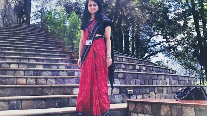 सौम्या ने सिर्फ 4 महीने तैयारी में यूपीएससी एग्जाम क्लियर किया। वे कहती हैं कि आप अपने विषय का चयन सोच-समझकर करें। जिसमें आपकी रुचि हो, पकड़ हो...समझ हो..उसे चुनें। तैयारियों के दौरान नोट़्स बनाते रहें। इससे आपने जो पढ़ा है, वो रिवाइज होता जाएगा। पढ़ने के साथ ही लिखने की प्रैक्टिस भी जारी रखें। इससे याद अच्छे से होता है।