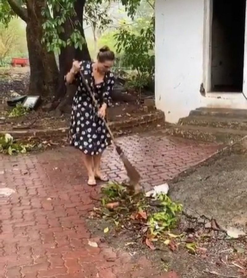 অনেকের মধ্যে দেখা যায় লুলিয়া ভান্তুরকেও। তিনিও ঝাঁটা নিয়ে পাতা সরিয়ে পরিষ্কার রাস্তা পরিষ্কার করার কাজে হাত দিয়েছিলেন।