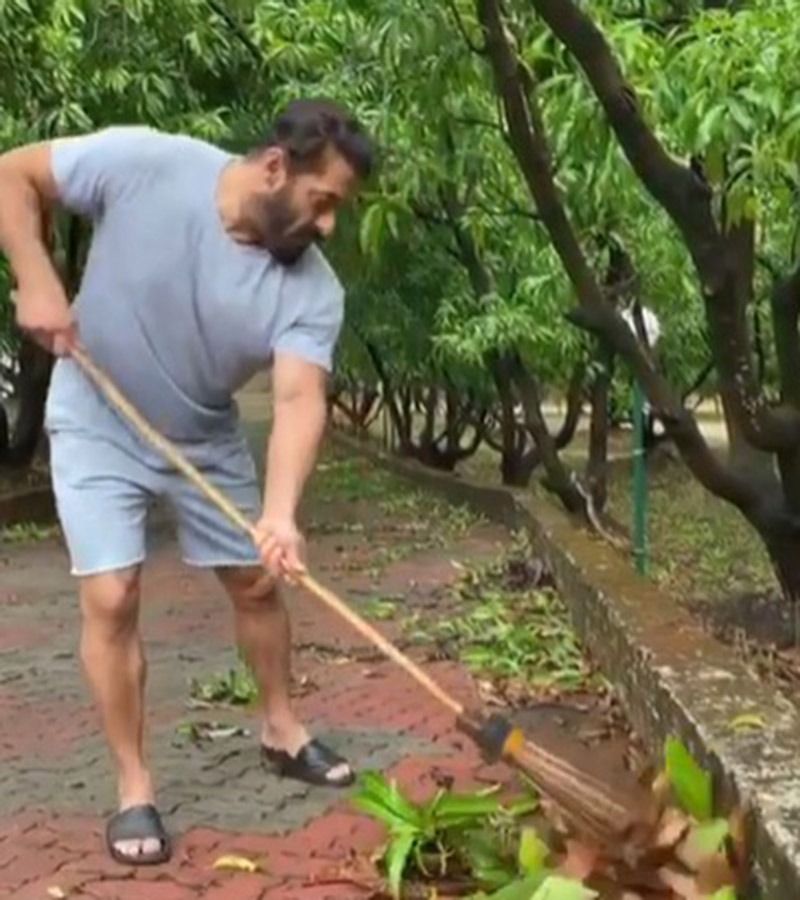 সলমন খান লকডাউনের সময় ২২ জনকে নিয়ে নিজের ফার্মডাউসে আটকে গিয়েছিলেন। সেখানেই রয়েছেন বর্তমানে তিনি।