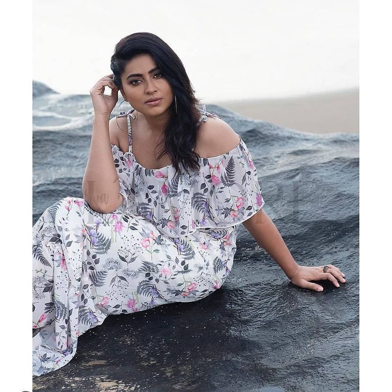 மாடர்ன் உடையில் ரசிகர்களை கிறங்கடிக்கும் சினேஹாவின் கியூட் போட்டோஸ் 