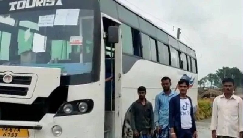 रोजाना हजारों की संख्या में मजदूरों का पलायन जारी है। बिहार के मुजफ्फरपुर, मधुबनी, दरभंगा, पूर्णिया, सुपौल, सहरसा और समस्तीपुर से रोज बिहार लौटे प्रवासी मजदूर ट्रेन और बस के माध्यम से अन्य राज्यों में पलायन कर रहे हैं।