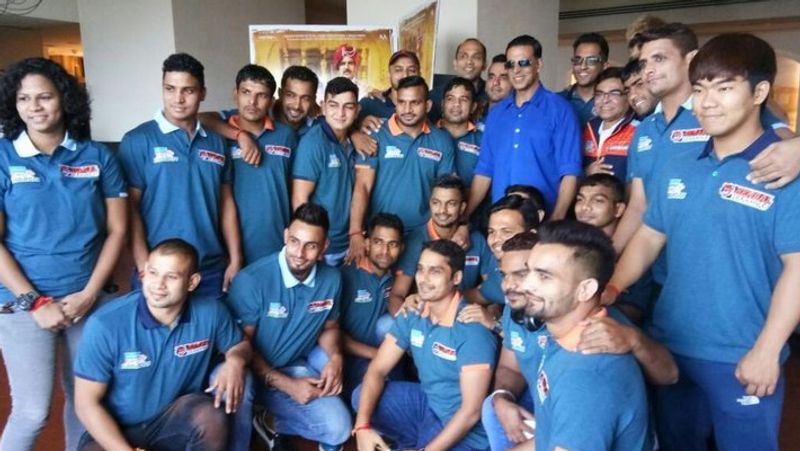 फिल्मों के अलावा अक्षय कुमार रियलिटी शो भी होस्ट करते हैं। रिपोर्ट्स के मुताबिक उन्होंने करीब 300 करोड़ रुपए का पर्सनल इन्वेस्टमेंट किया हुआ है। उन्होंने 2008 में हरि ओम एंटरटेनमेंट कंपनी नाम से अपने प्रोडक्शन हाउस की भी शुरुआत की थी। इसके बाद 2012 में उन्होंने ग्रेजिंग गोट पिक्टर्स नाम से एक दूसरी प्रोडक्शन कंपनी शुरू की। वे वर्ल्ड कबड्डी लीग में 'खालसा वॉरियर्स' के मालिक भी हैं।