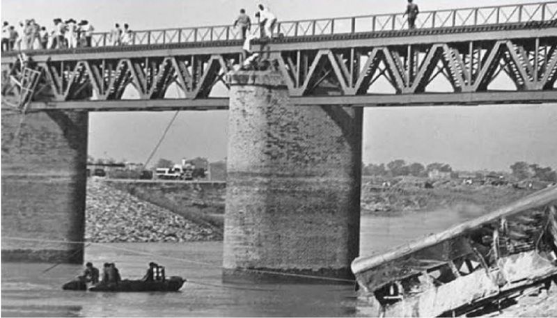 हादसे के बारे में लोग बताते हैं कि 6 जून 1981 को मानसी तक ट्रेन सही सलामत बढ़ रही थी। शाम तीन बजे ट्रेन, बदला घाट पहुंची। थोड़ी देर रुकने के बाद ट्रेन धीरे-धीरे धमारा घाट की ओर चली।
(फाइल फोटो)