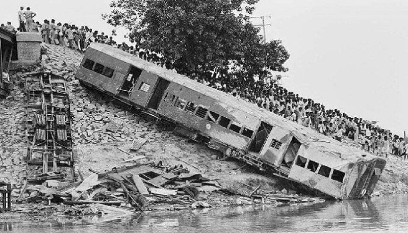 कुछ लोग कहते हैं कि जब ट्रेन बागमती नदी को पार कर रही थी तभी ट्रैक पर गाय व भैंस का झुंड सामने आ गई थी जिसे बचाने के चक्कर में ड्राइवर ने ब्रेक मारी थी। वहीं, कुछ लोगों का कहना है कि बारिश तेज थी, आंधी भी थी, जिसके कारण लोगों ने ट्रेन की सभी खिड़कियों को बंद कर दिया और तेज तूफान होने की वजह से पूरा दबाव ट्रेन पर पड़ा और बोगियां नदी में समा गई। हालांकि ड्राइवर ने ब्रेक क्यों लगाई थी, इसका खुलासा नहीं हो पाया है।
(फाइल फोटो)