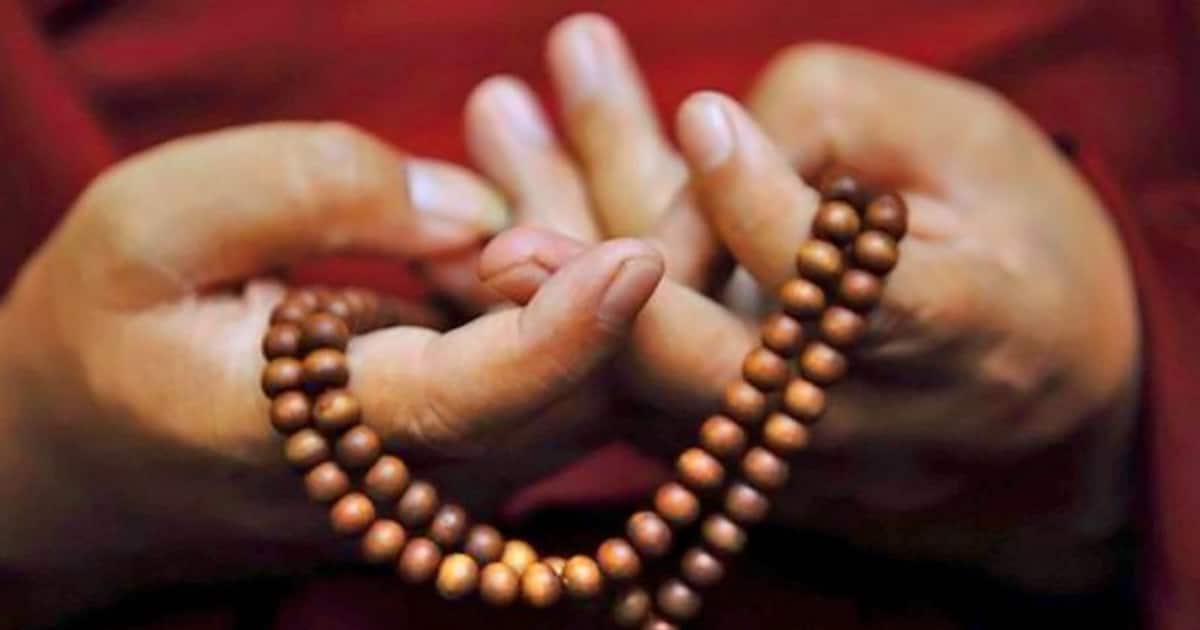 पैसों के लिए मिडिल, सुख-शांति के लिए रिंग फिंगर से करना चाहिए मंत्र जाप |  Chant Mantra with Middle finger for money and ring finger for happiness and  peace KPI