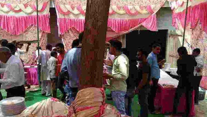 गांव में न्योता दिया गया और लोगों को आमंत्रित भी किया गया। हालांकि देश में लॉकडाउन के कारण परिवार ने सोशल डिस्टेंसिंग का ध्यान रखते हुए लोगों को भोज कराया। जहां गुलाब जामुन, पूड़ी सब्जी तक बनवाई गई।