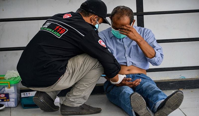 100 कौड़े मारने वाला ही बीच में थक गया। जिसकी वजह से दूसरे शख्स ने ये काम पूरा किया। युवक को इतना दर्द हुआ कि उसे थोड़ी से सुस्ताने दिया गया। उसके बाद फिर से उसपर कोड़ों की बरसात हो गई। 