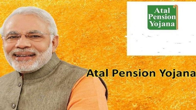 कुछ सालों तक ही करना होता है निवेश
इस योजना में कुछ सालों तक निवेश करने के बाद जीवन भर पेंशन मिलती है। अटल पेंशन योजना में निवेशकर्ता के साथ सरकार भी अपनी तरफ से अंशदान देती है। 
