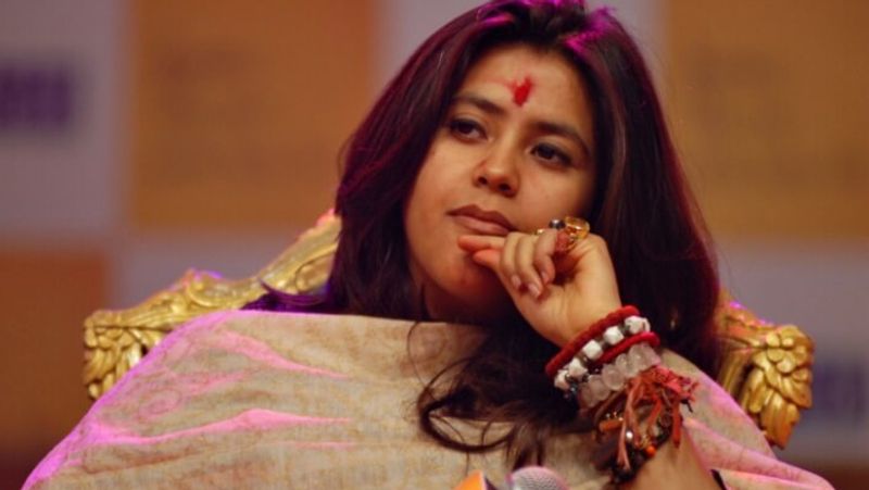 একতা কাপুরের ওয়েব সিরিজ 'এক্সএক্সএক্স'-এর দ্বিতীয় সিজনে একটি সঙ্গমের দৃশ্য রয়েছে। যেখানে একজন আর্মি অফিসারের স্ত্রীকে তার সঙ্গে প্রতারণা করে এক অন্য পুরুষের সঙ্গে সম্পর্ক লিপ্ত হতে দেখা যায়।