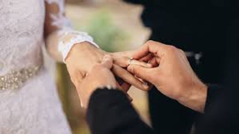 சிம்பு திருமணமும் செய்து கொள்ள போவது லண்டனை சேர்ந்த கோடீஸ்வர தொழிலதிபரின் பெண் என்றும், இருவீட்டை சேர்ந்தவர்களும் திருமண பேச்சுவார்த்தையில் மும்முரமாக இருப்பதாகவும், கொரோனா பிரச்சனை முடிந்த பிறகு இவர்களுடைய திருமணம் நடைபெற வாய்ப்புகள் உள்ளதாக கூறப்படுகிறது.