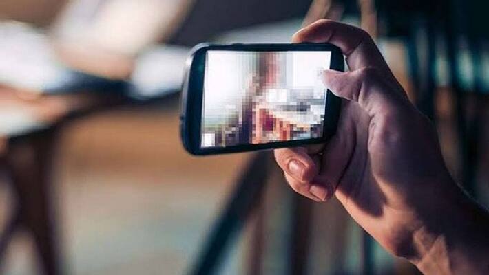 Waiting for girl friend video call created problems in Karnataka Waiting for girl friend video call created problems in Karnataka