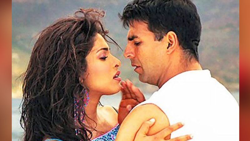 তাদের অন স্ক্রিন রসায়ন এতটাই রোমাঞ্চকর ছিল, যে খুব তাড়াতাড়ি ,সকলের নজরে পড়েছিল। তারপর থেকেই তা স্ত্রী টুইঙ্কেলেরও নজরে পড়েছিল।