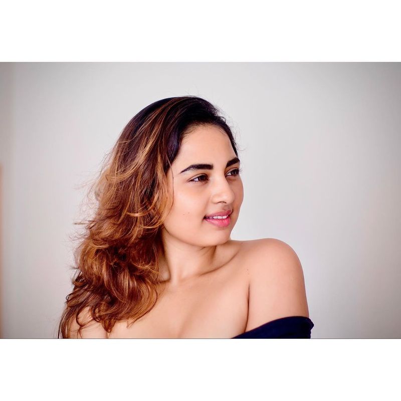 மேகா படத்தில் பாவாடை தாவணி கட்டிய பட்டம் பூச்சியாய் ரசிகர்கள் மனதை கவர்ந்த இவர் மெல்ல, மெல்ல மாடர்ன் நாயகியாக உருவெடுத்து வருகிறார்.