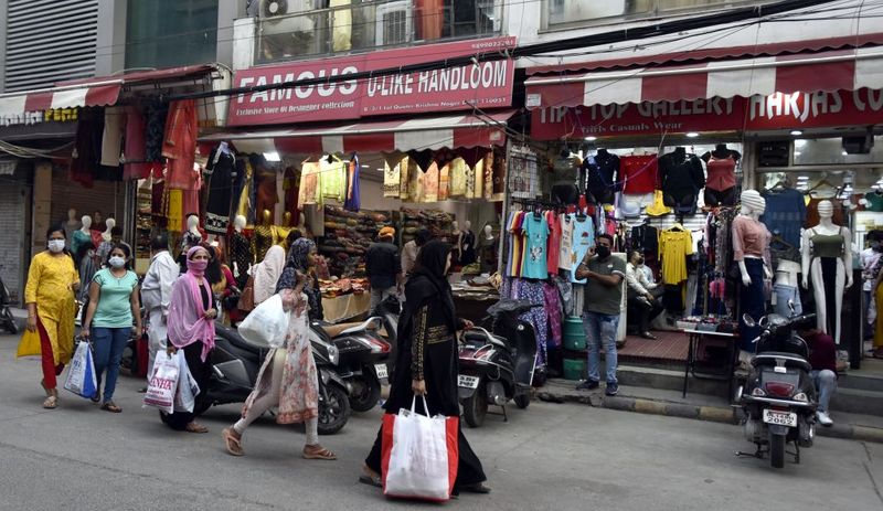 अब तक 6642 लोगों की हुई है मौत
देश में बढ़ते कोरोना संक्रमण के बीच भारत के लिए राहत की बात है कि अमेरिका, ब्राजील, ब्रिटेन, स्पेन और इटली के मुकाबले देश में कोरोना से मृत्यु दर कम है। भारत में अब तक कोरोना से 6,642 लोगों की मौत हो चुकी है। वहीं, अमेरिका में 19 लाख 88 हजार 651 संक्रमितों में से 1 लाख 12 हजार से अधिक लोगों की मौत हो चुकी है। 