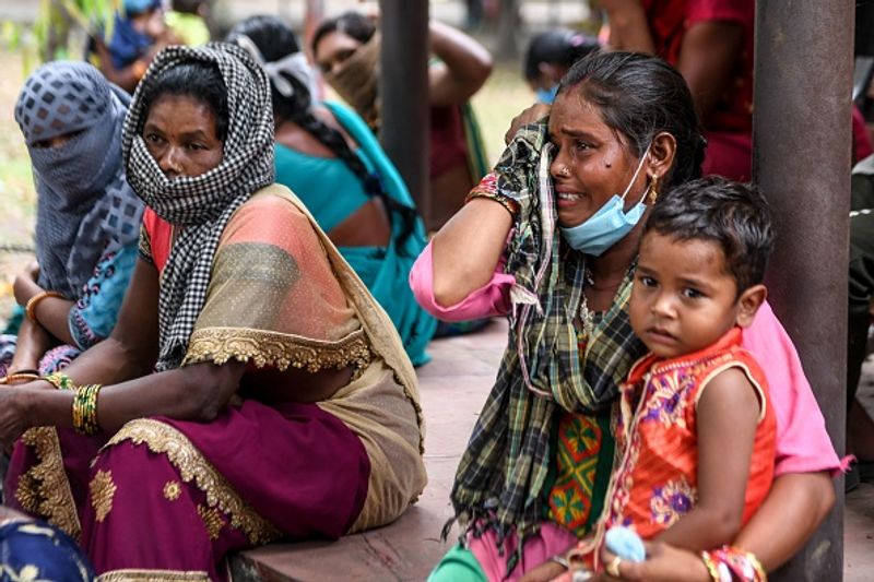 भारत में मृत्यु दर की बात करें तो वो (प्रति 100 मामलों में मौतों की संख्या) अभी भी कम - 2.8 फीसदी ही है। वैश्विक स्तर पर सीएफआर 5.8 फीसदी है। अमेरिका में यह 5.7 फीसदी है, ब्राजील में यह 5.5 फीसदी और रूस में लगभग 1.2 फीसदी है।
