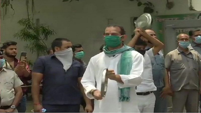 तेजस्वी यादव ने ऐलान किया था कि मजदूरों के अधिकार के लिए वो आज सात जून को गरीब अधिकार दिवस मनाएंगे। भाजपा के रैली के विरोध में राजद ने इस कार्यक्रम को करना तय किया है।
