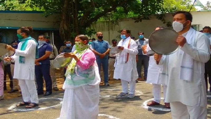 राजद कार्यकर्ता अपनी योजना के अनुसार 11 बजे से लगातार 11 मिनट तक केंद्र और राज्य सरकार का विरोध करने के लिए थाली निकले। खुद तेजस्वी यादव ने इस पूरे कार्यक्रम का मोर्चा संभाला।