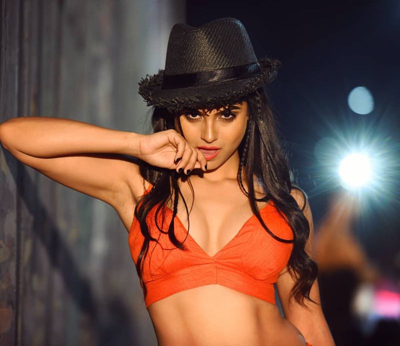 Ram Gopal Varmas Vangaveeti Fame Naina Ganguly Hot Photos