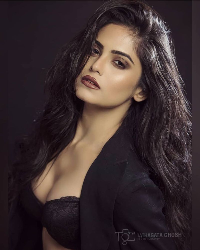 Ram Gopal Varmas Vangaveeti Fame Naina Ganguly Hot Photos
