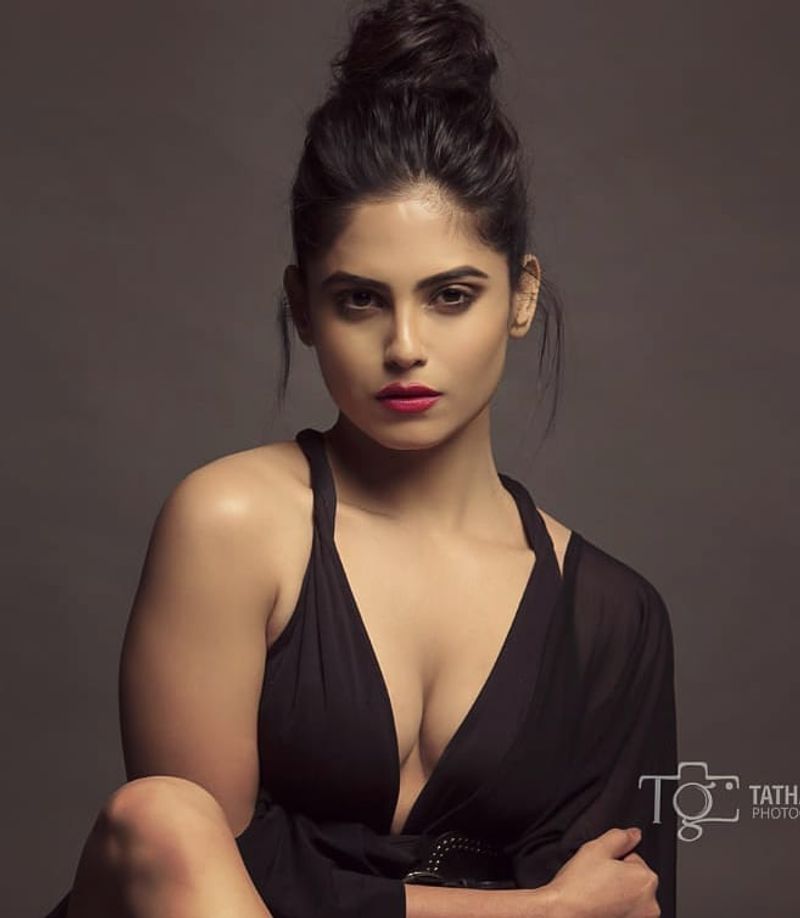 Ram Gopal Varmas Vangaveeti Fame Naina Ganguly Hot Photos
