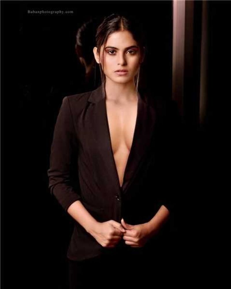 Ram Gopal Varmas Vangaveeti Fame Naina Ganguly Hot Photos