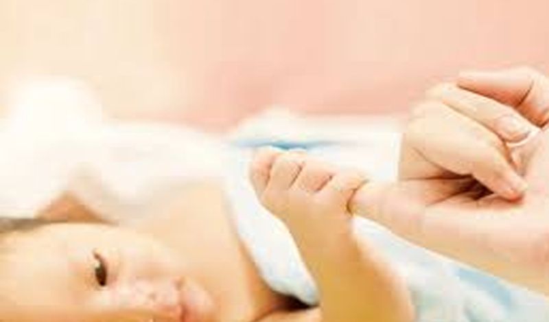 गर्भ से निकले 7 महीने के बच्चे की हालत जब खराब हुई, तो महिला उसे लेकर डॉक्टर के पास पहुंचे। डॉक्टर्स को शक हुआ कि ये बच्चा महिला का नहीं है। 