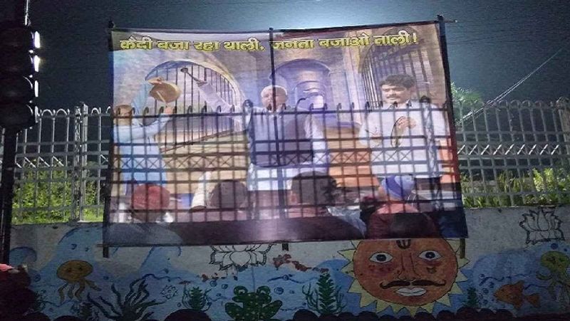 एक पोस्टर डाक बंगला चौराहे पर लगाया गया है, तो वहीं दूसरे पोस्टर को आयकर विभाग रोड पर लगाया गया है। पोस्टर पर लिखा गया है, 'कैदी बजा रहा थाली, जनता बजाओ ताली।'